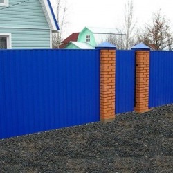 Забор из профнастила синий с кирпичными столбами