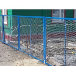Забор из сетки на металлическом каркасе