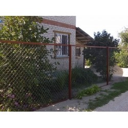 Забор из сетки на металлическом каркасе для дома