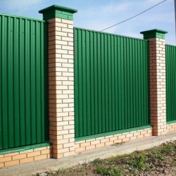 Забор зеленый из профнастила с кирпичными столбами