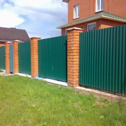 Забор зеленый из профнастила с кирпичными столбами