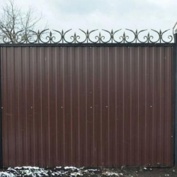 Забор на сваях из профнастила коричневый с ковкой