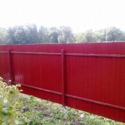 Дачный забор из красного профнастила