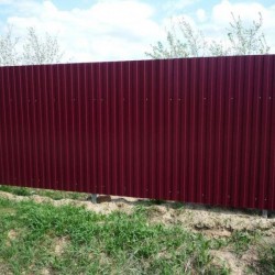Дачный забор из профнастила бордового цвета