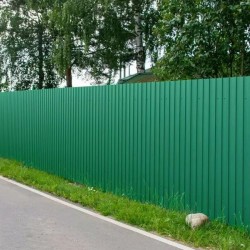 Забор на сваях из профлиста зеленый