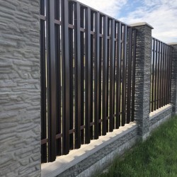 Коричневый забор из металлического штакетника на каменных столбах