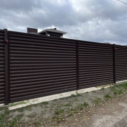 Забор с горизонтальным профлистом
